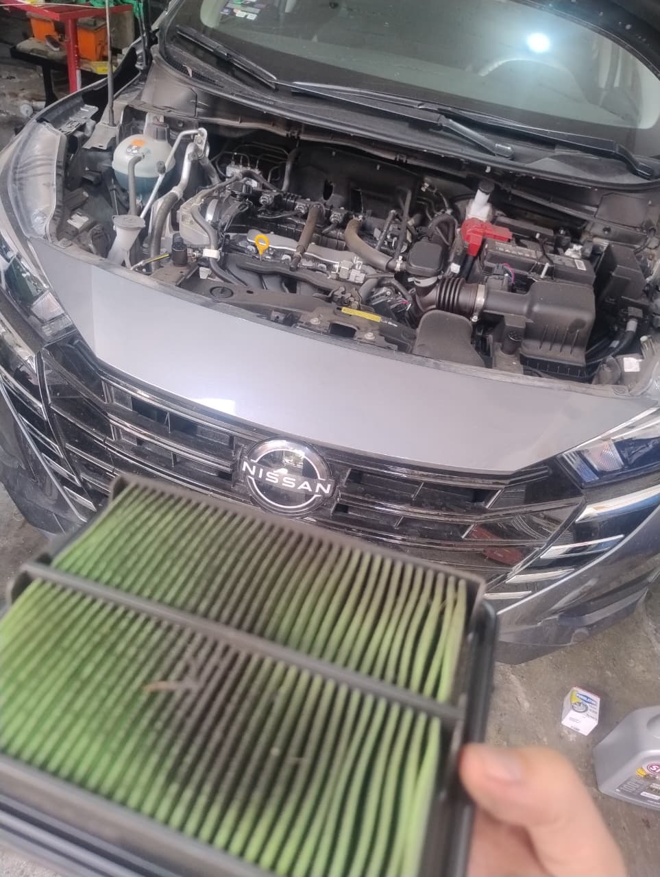Revisión del filtro de aire durante mantenimiento preventivo en BRM Servicios Automotrices